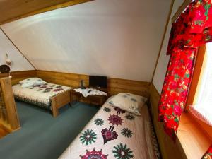Posteľ alebo postele v izbe v ubytovaní Domki Camping Harenda