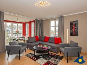 sala de estar con sofá, 2 sillas y mesa en Villa Lucie Else Whg 08, en Heringsdorf