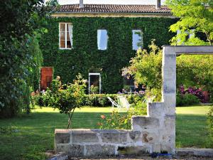 une maison avec un jardin en face dans l'établissement Petit Garros, à Fronsac