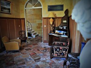 a living room with a desk and a room with a floor at Petit Garros in Fronsac