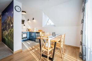 Ett kök eller pentry på Aparteo Apartament Pod Wierchem