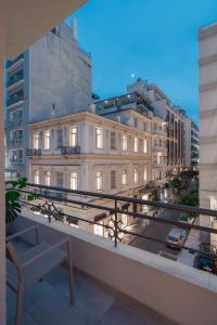 een balkon met uitzicht op een gebouw bij The Marblous Athens in Athene