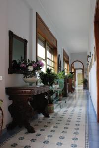 Un pasillo con una mesa con flores. en Casa Prunilla, en Sarno