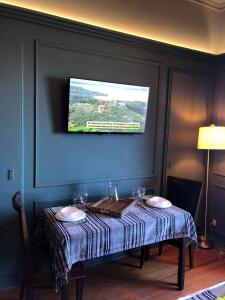 una mesa con un mantel a cuadros y una TV en la pared en Rambla Montevideo, en Montevideo