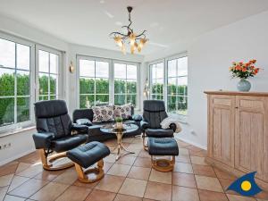 a living room with chairs and a table at Haus Achterwasserblick in Ueckeritz