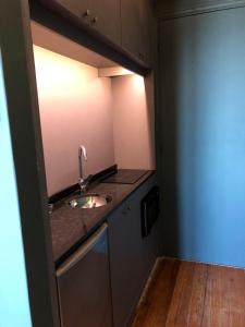 una pequeña cocina con fregadero en una habitación en Rambla Montevideo, en Montevideo