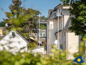 un gran edificio blanco con balcones en un lateral. en Villa Malve Whg 10, en Bansin
