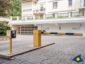 Parkuhr vor einem Gebäude in der Unterkunft Villen am Goethepark, Villa Christiane, Whg. 04 - Lena in Heringsdorf