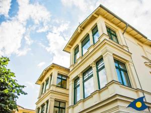 un edificio amarillo con ventanas en la parte superior en Villa Waldblick Whg 05, en Bansin