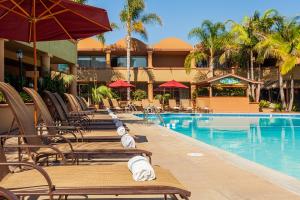 Swimming pool sa o malapit sa Handlery Hotel San Diego