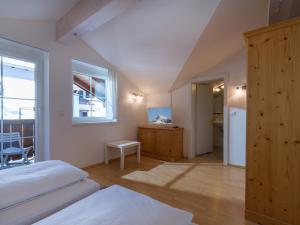 a bedroom with two beds and a window at Ski-in, Ski-out by Apartment Managers in Kirchberg in Tirol