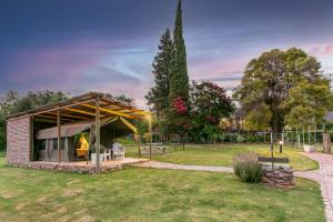 einen Pavillon mit einem Zelt in einem Park in der Unterkunft Schoemanshoek Glamping in Oudtshoorn