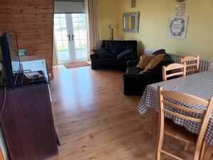 uma sala de estar com um sofá e uma mesa em Rathgillen Mews em Nobber