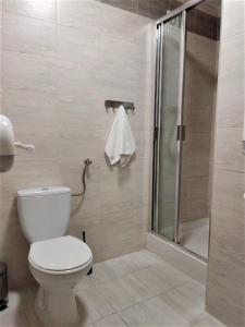 Koupelna v ubytování Hotel Cargo + 33 fotografií