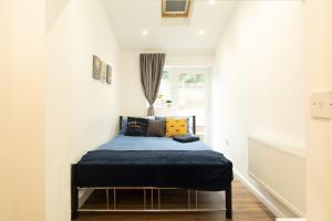 1 dormitorio pequeño con 1 cama en una habitación en Dorchester House, en Coventry