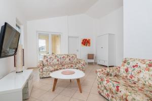 Televízia a/alebo spoločenská miestnosť v ubytovaní Apartment Panoramica - Ravni