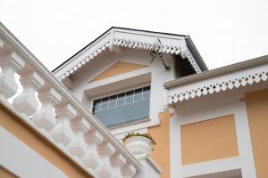 a close up of a house with a balcony at Apartamentos Villa Fresnedo in Solares