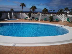 Bazén v ubytování Apartamento Puerto del Carmen Las Vistas 247 nebo v jeho okolí