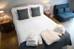 Un pat sau paturi într-o cameră la 13 Matheson Place