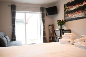 um quarto com uma cama com toalhas em 13 Matheson Place em Portree
