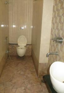 y baño con aseo y lavamanos. en Hotel Aaradhy, en Ujjain