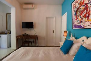 A television and/or entertainment centre at Rio Boutique Suites