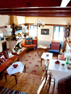 uma sala de estar com um sofá e uma mesa em Napoleon Zaglis Guesthouse em Kalarrites