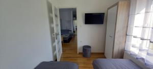Televízia a/alebo spoločenská miestnosť v ubytovaní BE-LE-VALÓ APARTMAN + 1 fotografia
