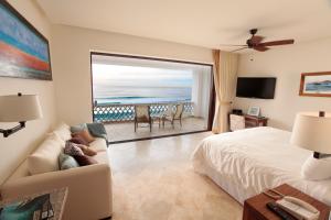 TV a/nebo společenská místnost v ubytování Cabo Surf Hotel