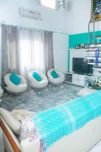 Μια τηλεόραση ή/και κέντρο ψυχαγωγίας στο Linda casa com lazer a 500m da praia Guaratuba SP +40 φωτογραφίες