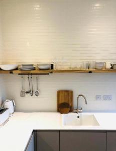 Kuchyň nebo kuchyňský kout v ubytování 'The Kepties' Luxurious Serviced Apartments