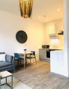 Η κουζίνα ή μικρή κουζίνα στο The Kepties, 5 x 1 bedroom Luxurious Serviced Apartments