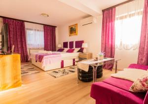 een slaapkamer met 2 bedden en een tafel bij Villa Medo in Drinovci