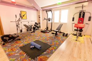 una habitación con un gimnasio con máquinas de ejercicio en la planta en Villa Medo en Drinovci