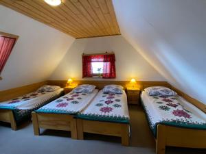 Posteľ alebo postele v izbe v ubytovaní Domki Camping Harenda