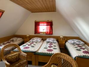 Posteľ alebo postele v izbe v ubytovaní Domki Camping Harenda