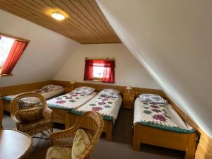 Posteľ alebo postele v izbe v ubytovaní Domki Camping Harenda