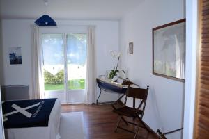 Zimmer mit einem Schreibtisch, einem Bett und einem Fenster in der Unterkunft Le Tertre Gatinais in Saint-Briac-sur-Mer