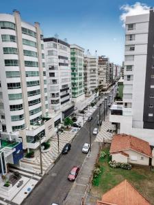 una vista aérea de una calle de la ciudad con edificios en Apartamento em Capão da Canoa beira mar, en Capão da Canoa