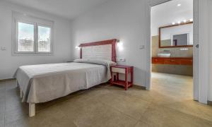 A bed or beds in a room at Villa Son Blanc Grupo Seranova Luxury Hotel Még 5 kép