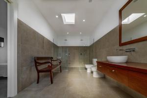 A bathroom at Villa Son Blanc Grupo Seranova Luxury Hotel