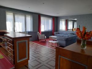 ein Wohnzimmer mit einem Sofa und einem Tisch in der Unterkunft CH MALAVETULA in Chastel-Nouvel