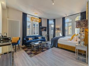 ein Schlafzimmer mit einem Kingsize-Bett und einem Sofa in der Unterkunft BS Boutique Hotel in Heidelberg