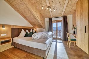 1 dormitorio con 1 cama grande y balcón en Chalet Schlossberg Weißhorn en Nova Ponente