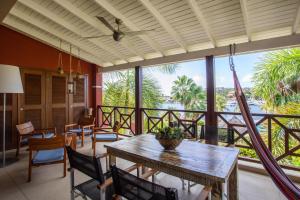 een kamer met een tafel en stoelen en een groot raam bij La Maya Beach Curacao in Willemstad