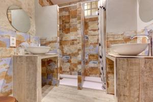 Un baño con dos lavabos y una ducha. en Sweet Home Salamanca, en Salamanca
