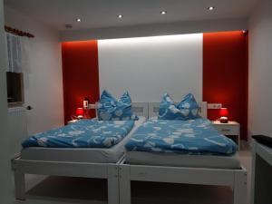 弗勞恩瓦爾德的住宿－Ferienwohnung Zur alten Bäckerei，一间卧室配有一张红色和白色墙壁的床