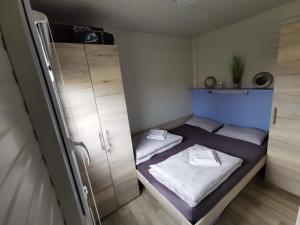 Un pat sau paturi într-o cameră la Roof Apartment ART-PE
