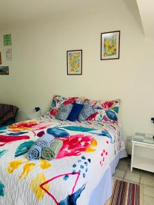 um quarto com uma cama com um edredão colorido em Studio perto do Cristo carnaval circuito ondina em Salvador