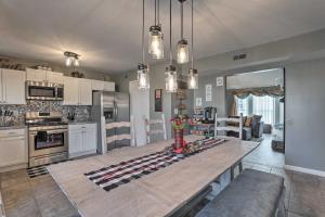 uma cozinha e sala de jantar com mesa e cadeiras em North Charleston Home with Fire Pit and Gazebo! em Charleston